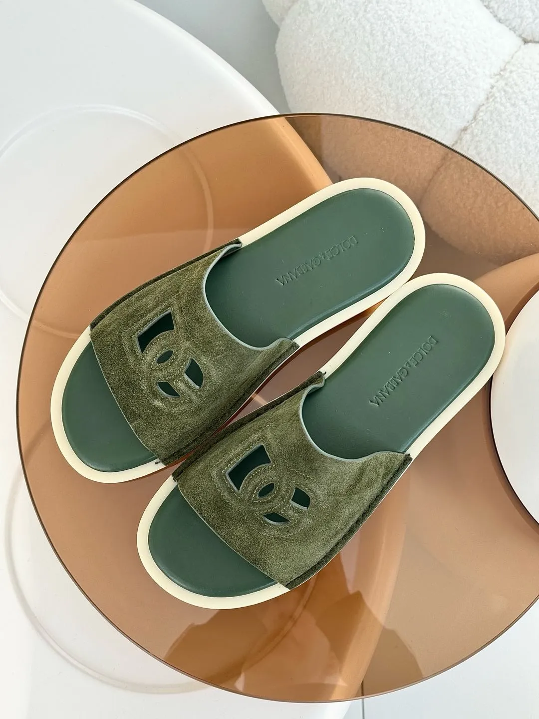[DG*Dolce & Gabbana] P: 400💰 Size: 38-46 yards D&G/Dolce & Gabbana men’s DG hollow suede slippers FARFETCH original craftsmanship high-end quality